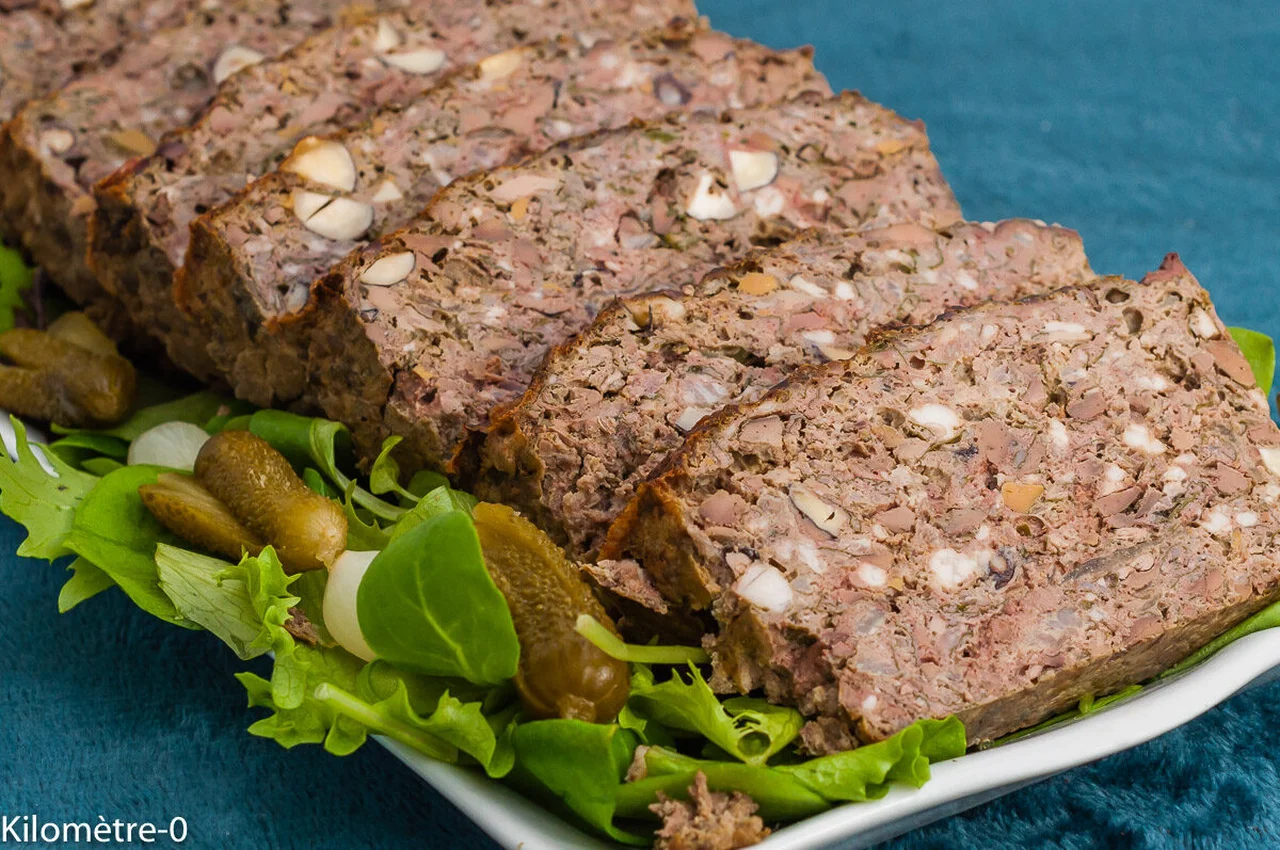 Terrine de foies de volaille aux herbes et noisettes