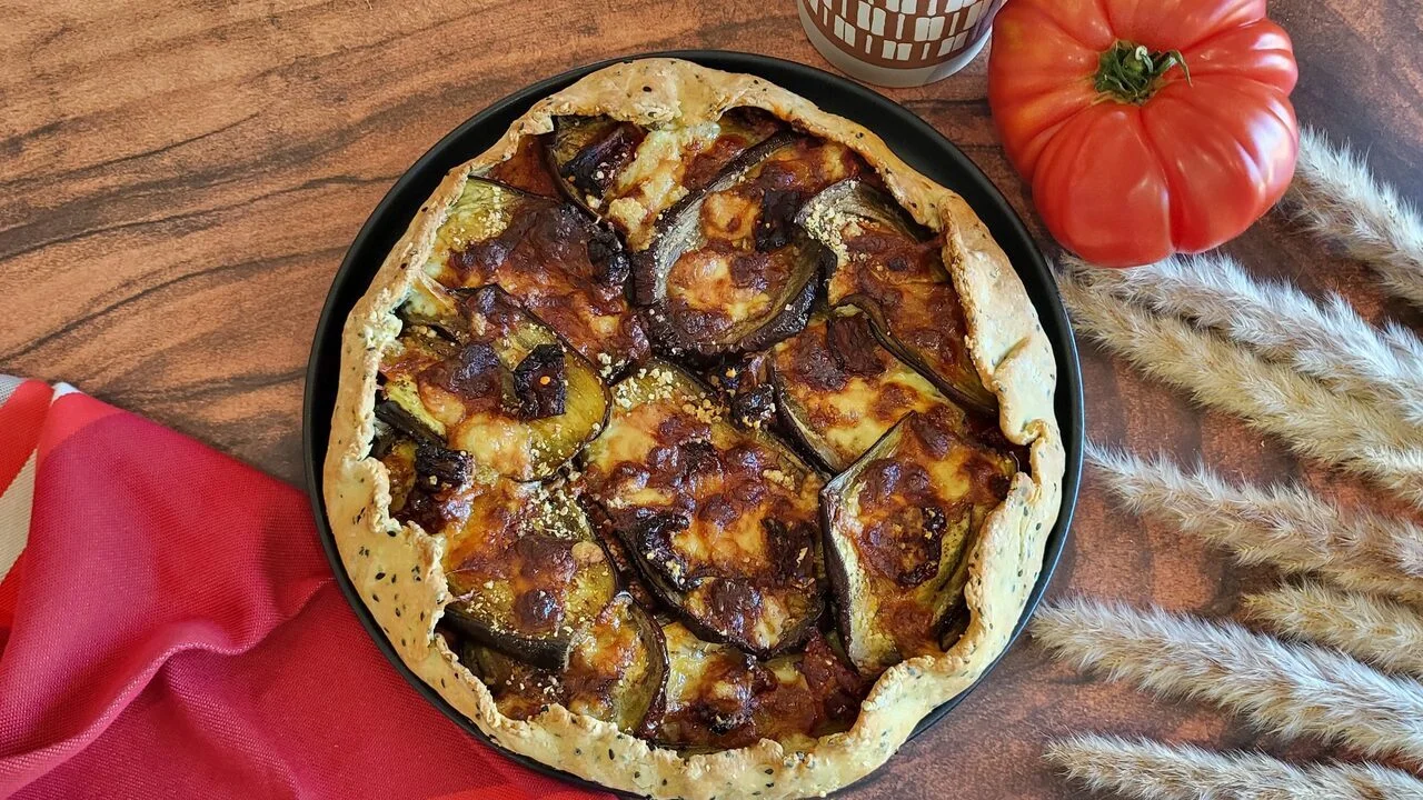 Tarte à l'aubergine, tomate et fromage