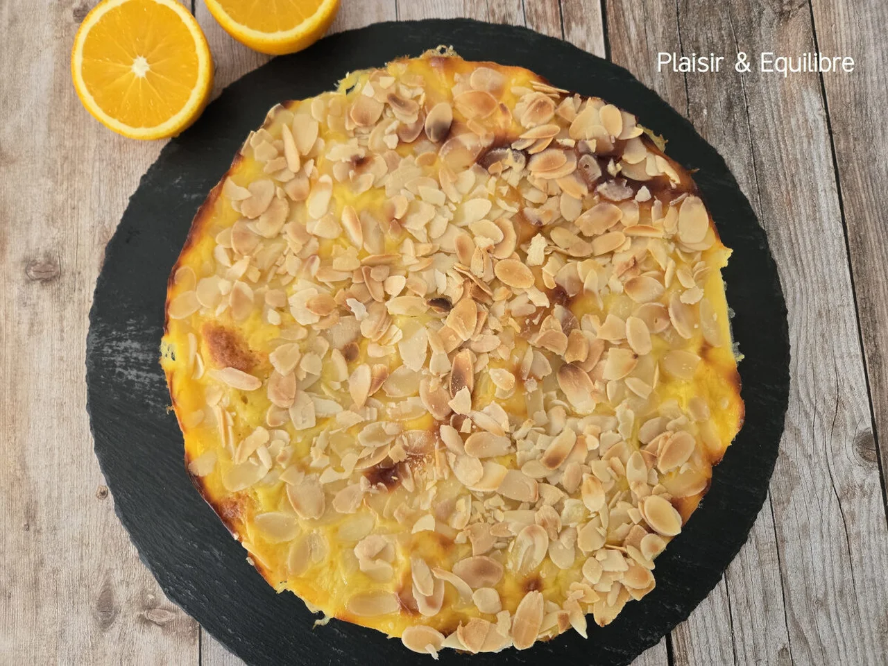Gâteau à l'orange recouvert d'une crème à l'orange