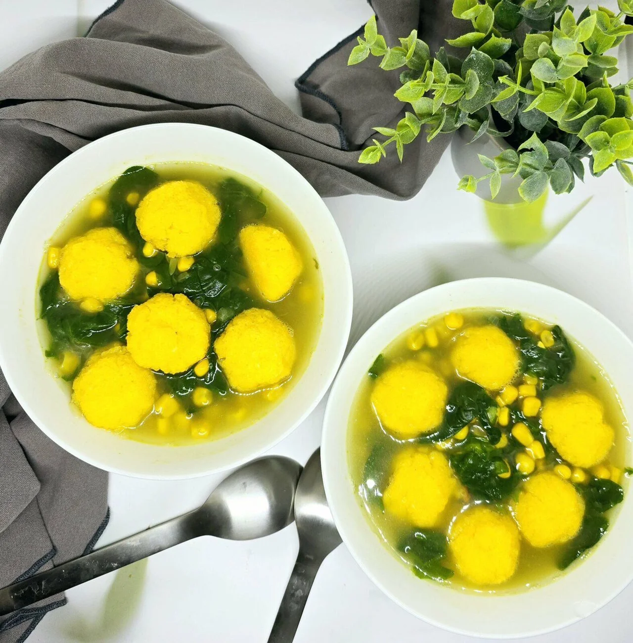 Bouillon épinards maïs et boulettes de polenta