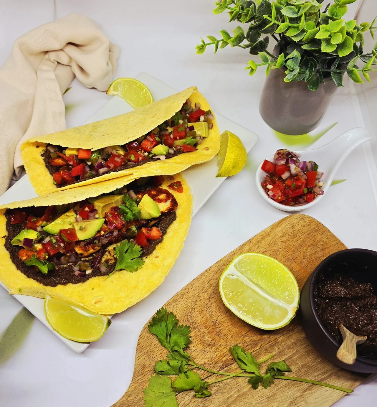 Tacos au halloumi, tapenade et salsa