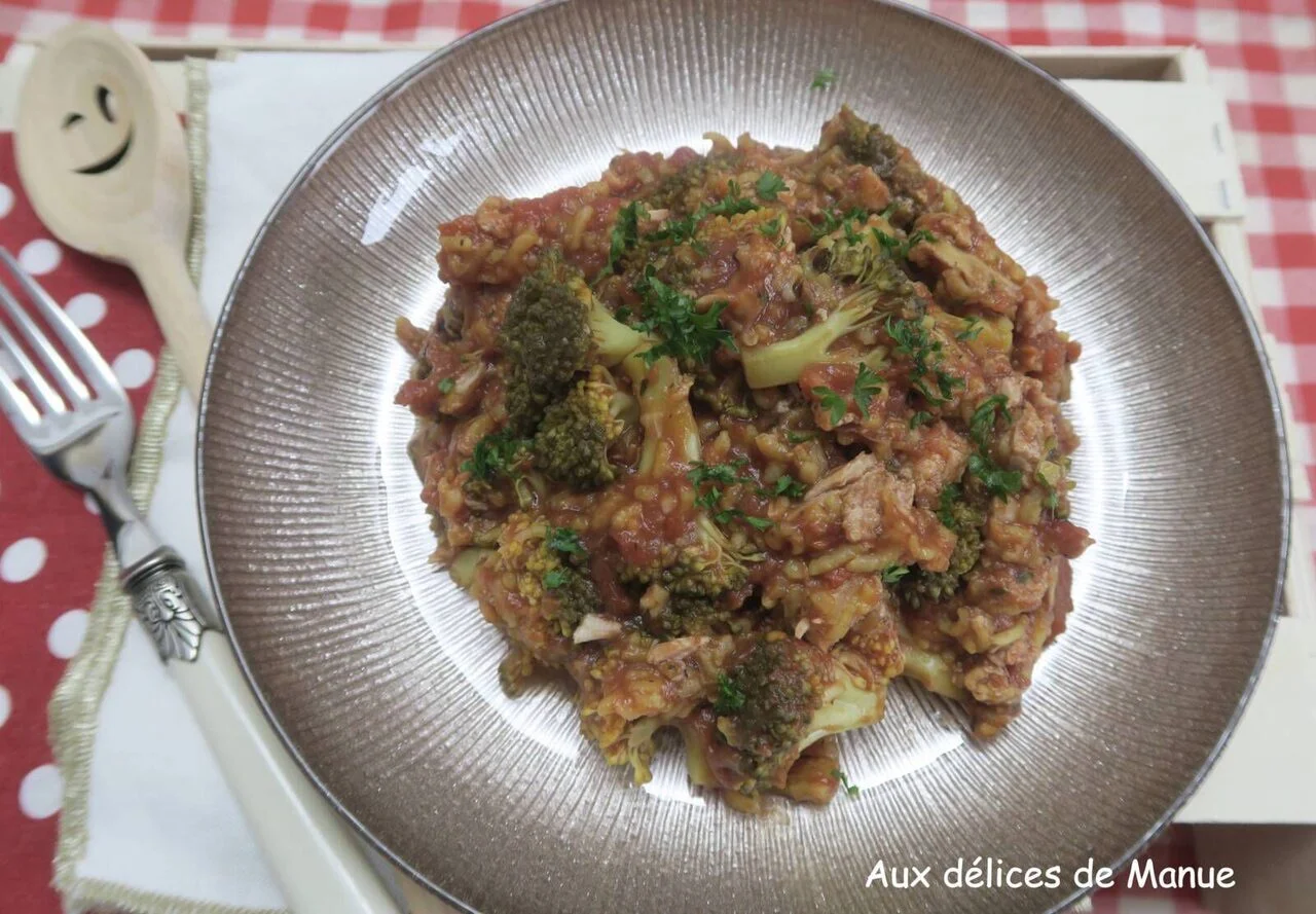 Marmite de riz au thon et brocolis aux tomates pelées