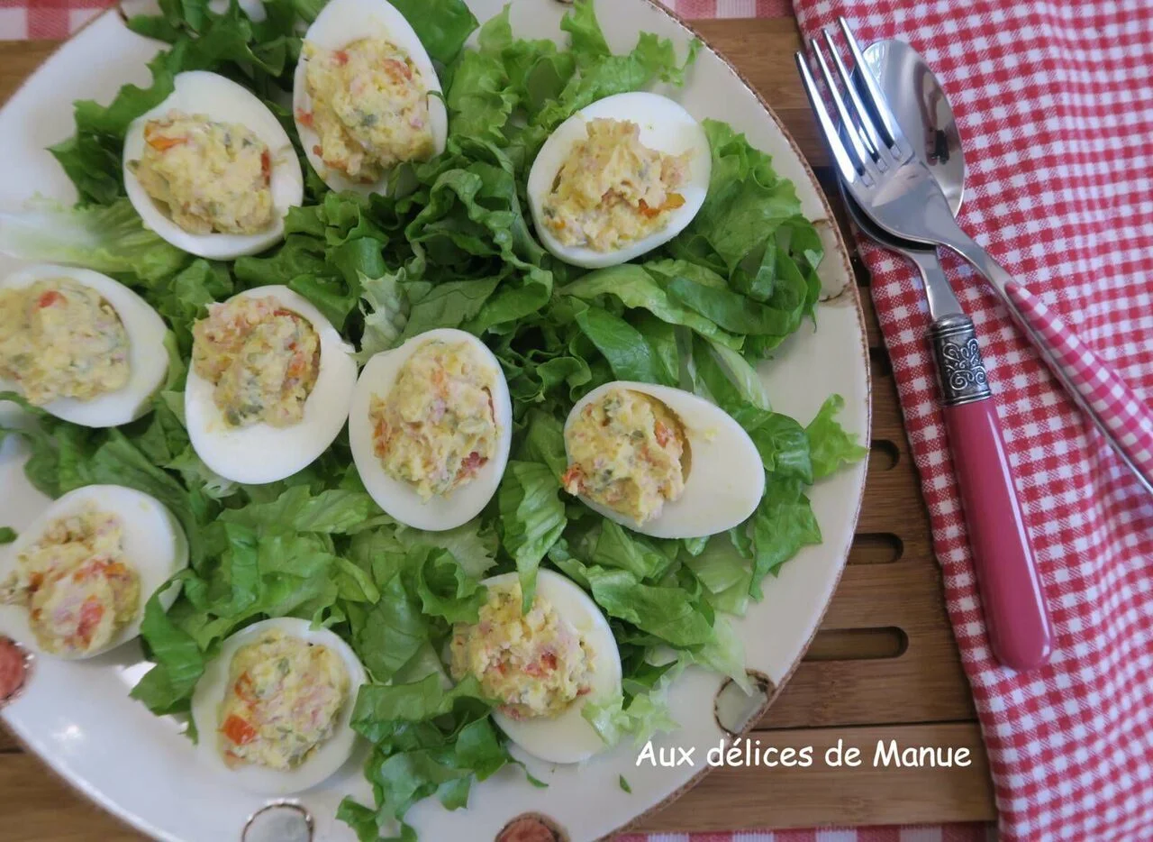 Oeufs mimosa au jambon, tomates séchées et cornichons
