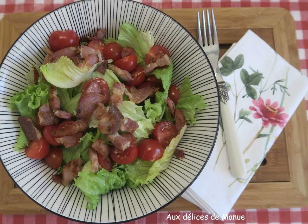 Salade verte poitrine fumée, tomates cerises et parmesan