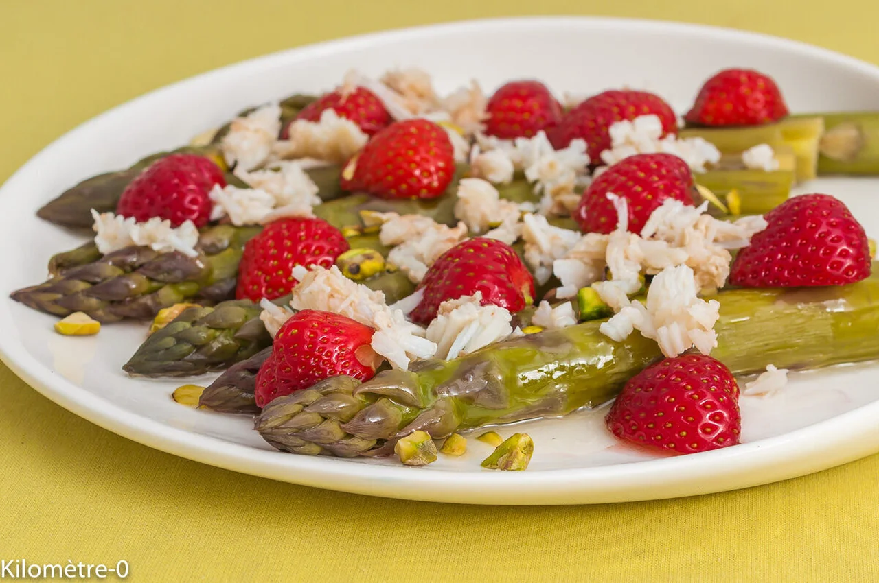 Asperges vertes aux fraises, pistaches et araignée