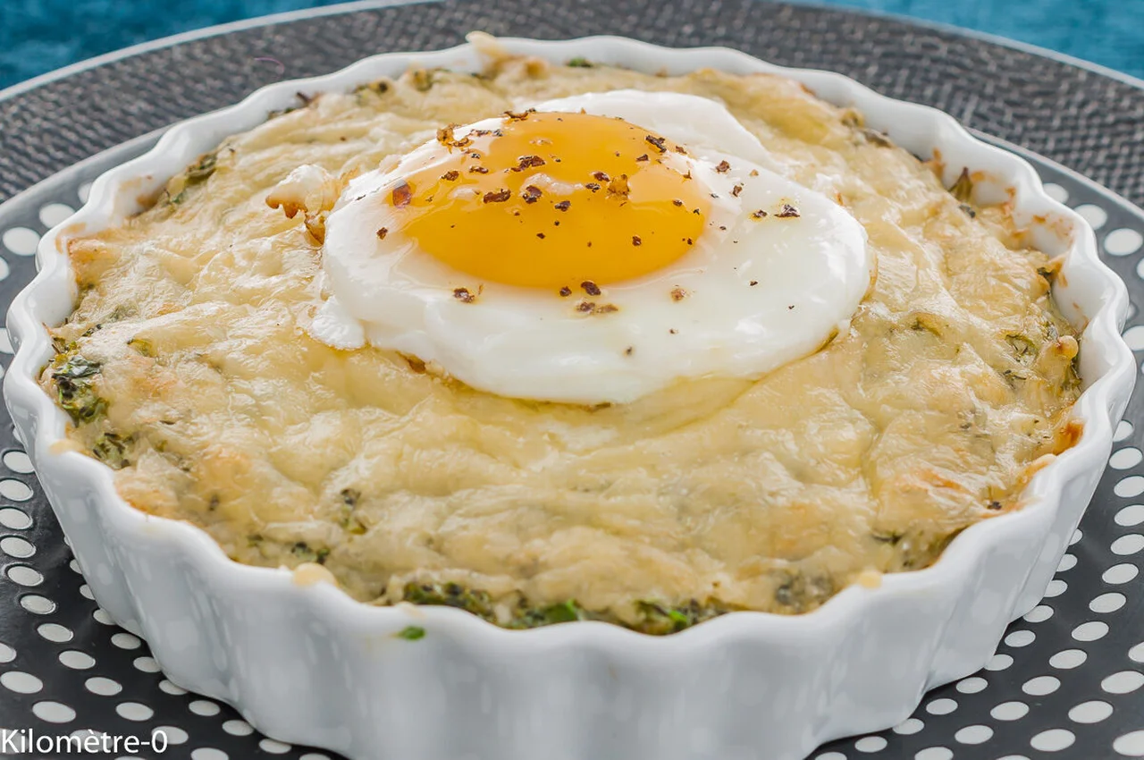 Flans de brocolis aux herbes, oeufs sur le plat