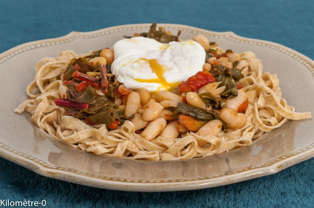 Pâtes aux haricots blancs, curry de blettes, œufs pochés