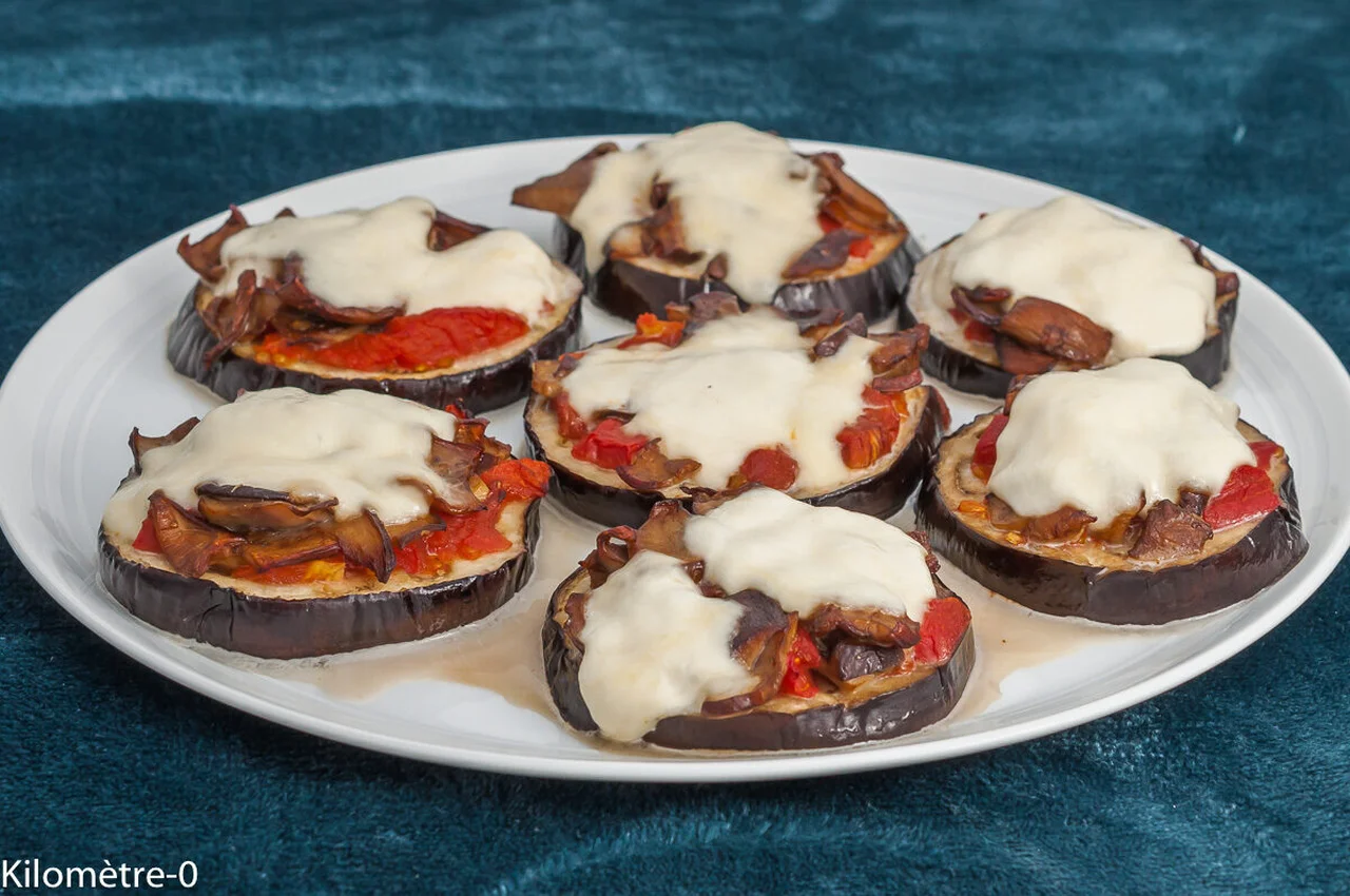 Pizza d'aubergine, cèpes, tomate et mozzarella