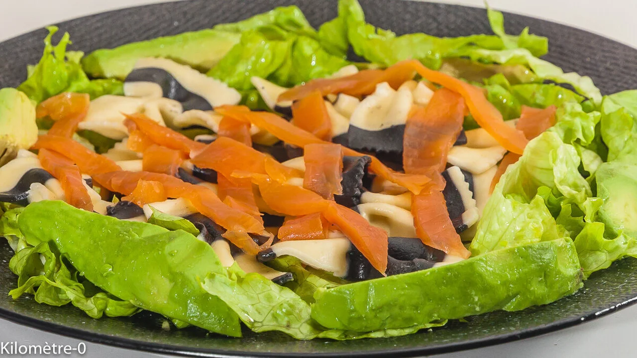 Salade de pâtes à la truite fumée et à l'avocat