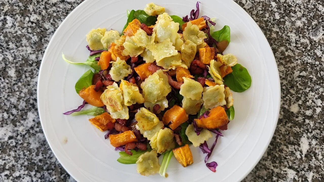Salade hivernale aux ravioles poêlées