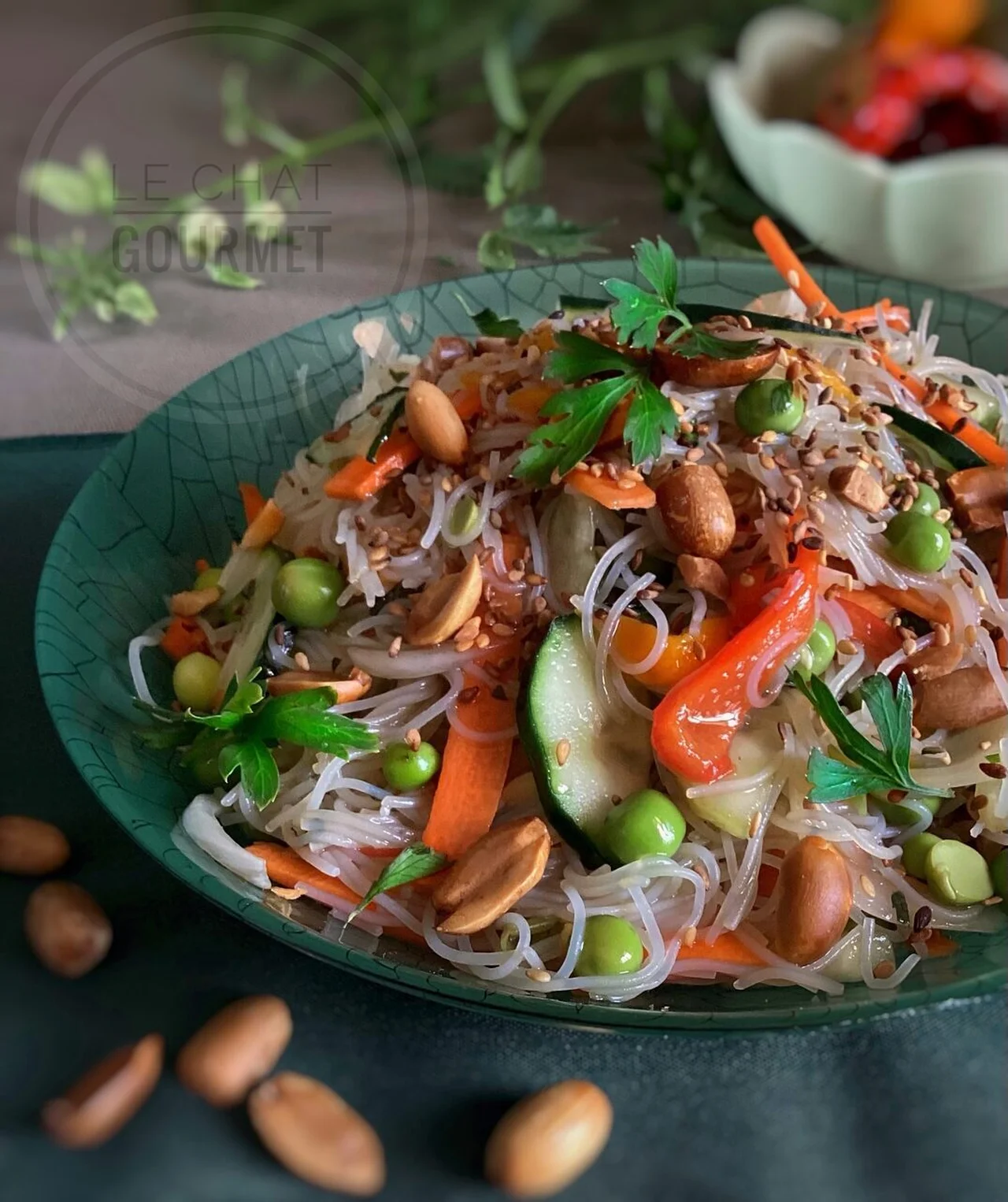 Salade croquante vermicelles et poivrons marinés