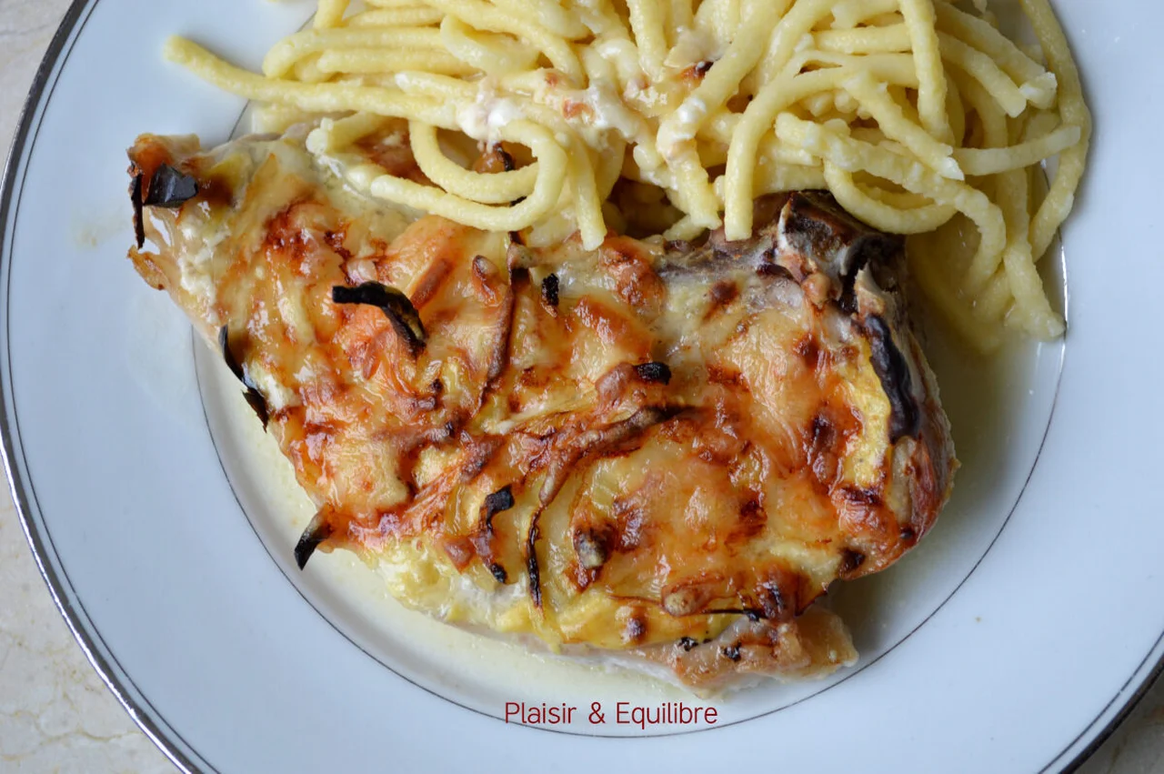 Côtes de porc au four, crème, comté et oignons grillés