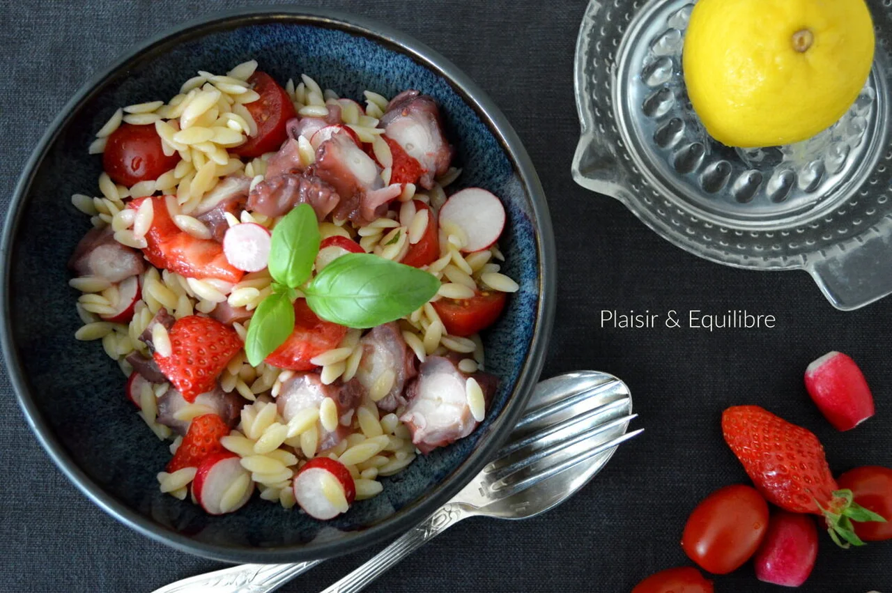 Salade d'orzo, fraises, tomates et poulpe
