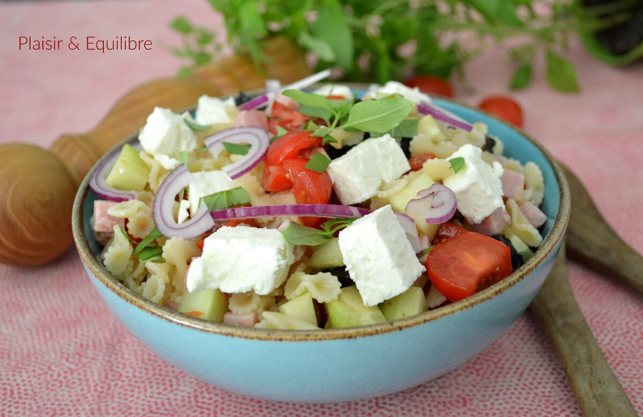 Salade de pâtes, concombre, feta et olives