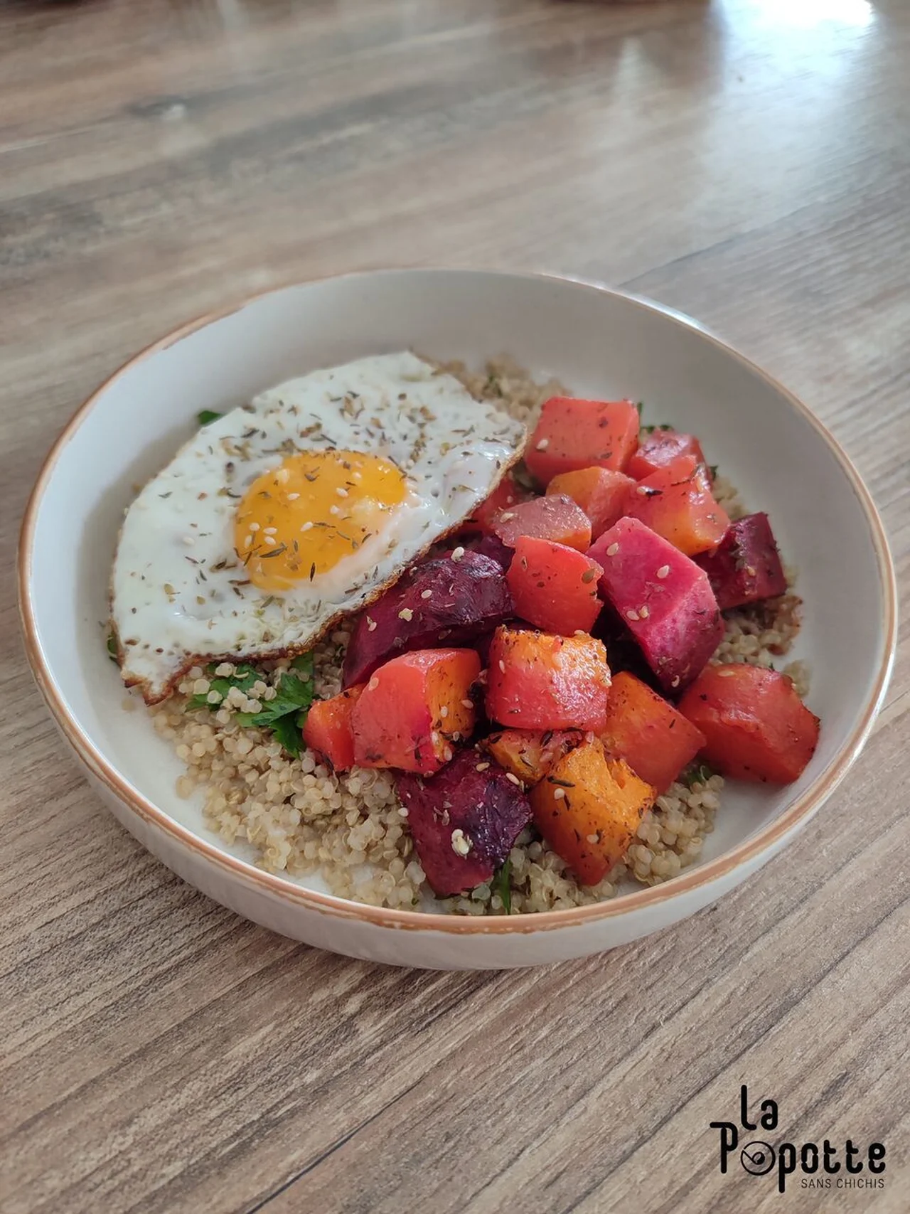 Légumes rôtis au Zaatar, quinoa aux herbes et œufs