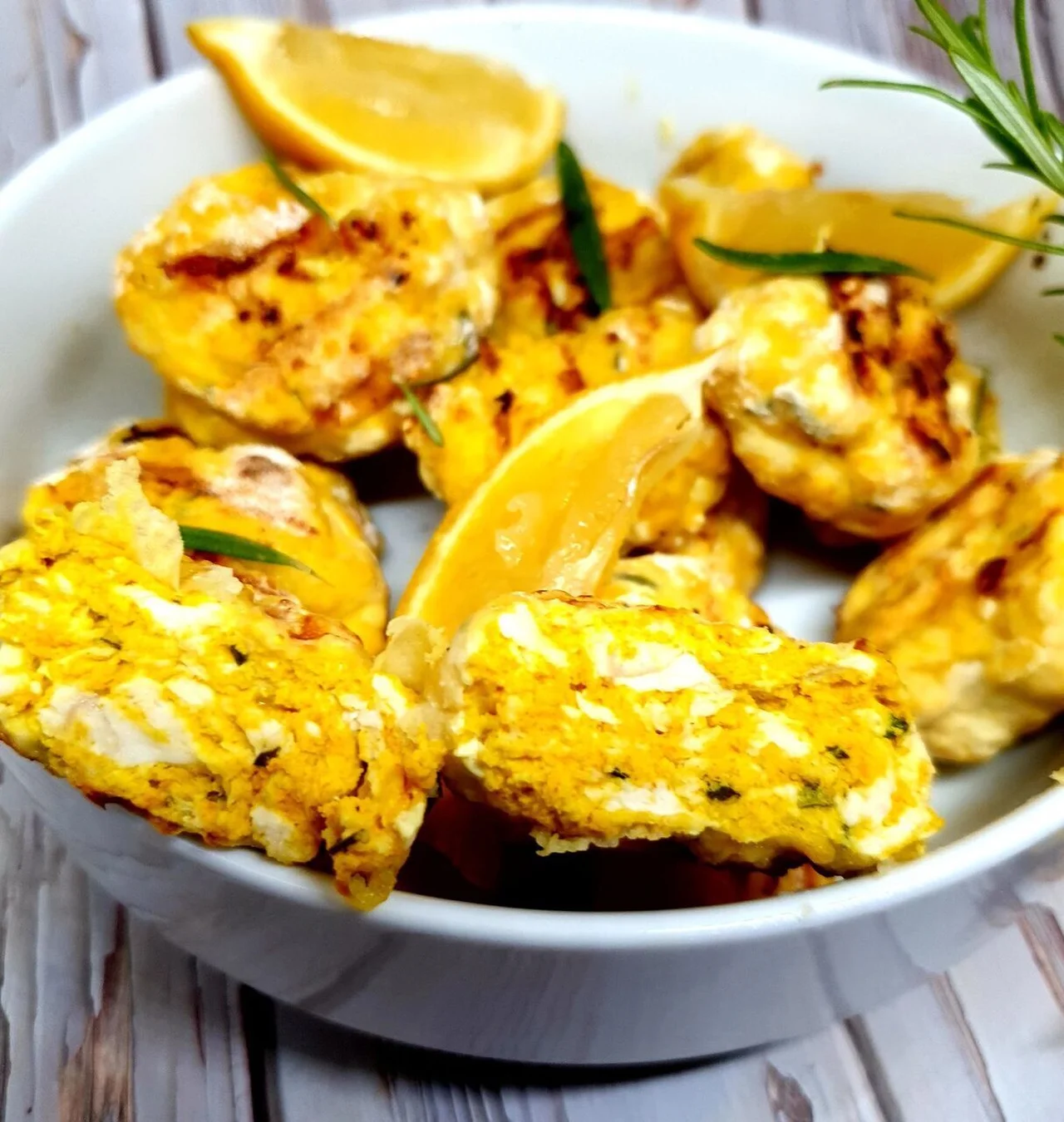 Boulettes de poulet au citron, curcuma et romarin