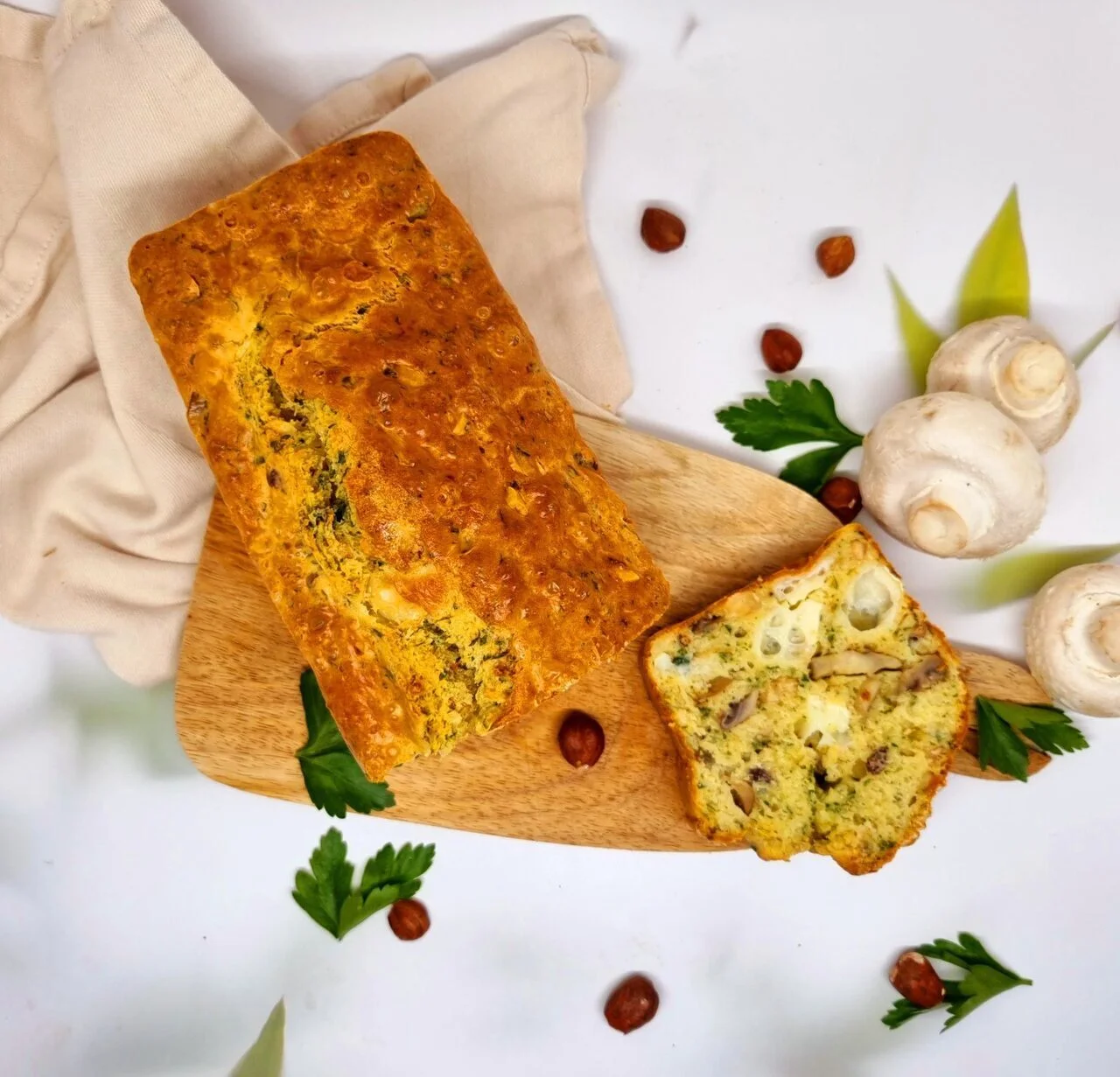 Cake chèvre, champignons et noisettes