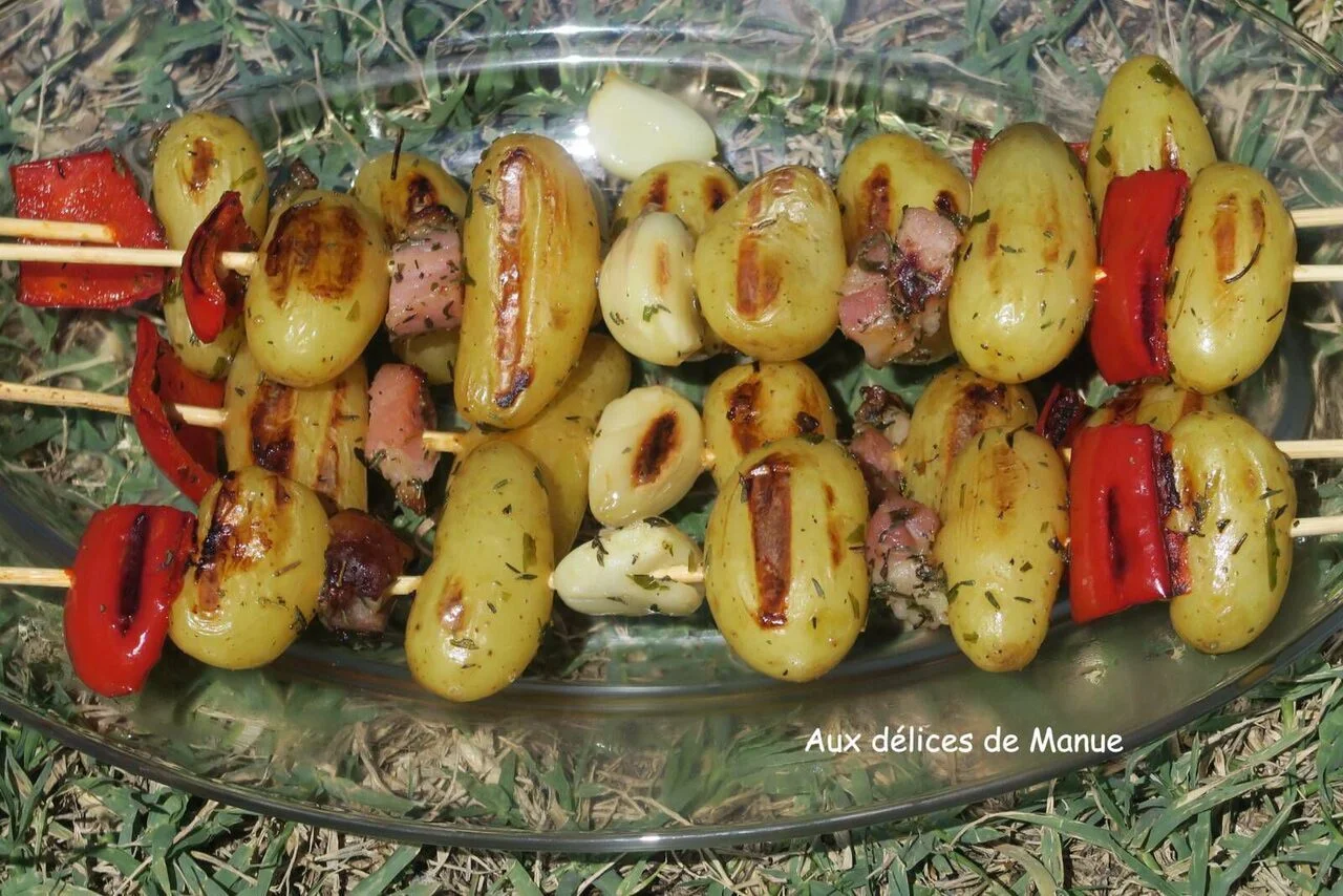 Brochettes de pommes de terre, lardons et poivron