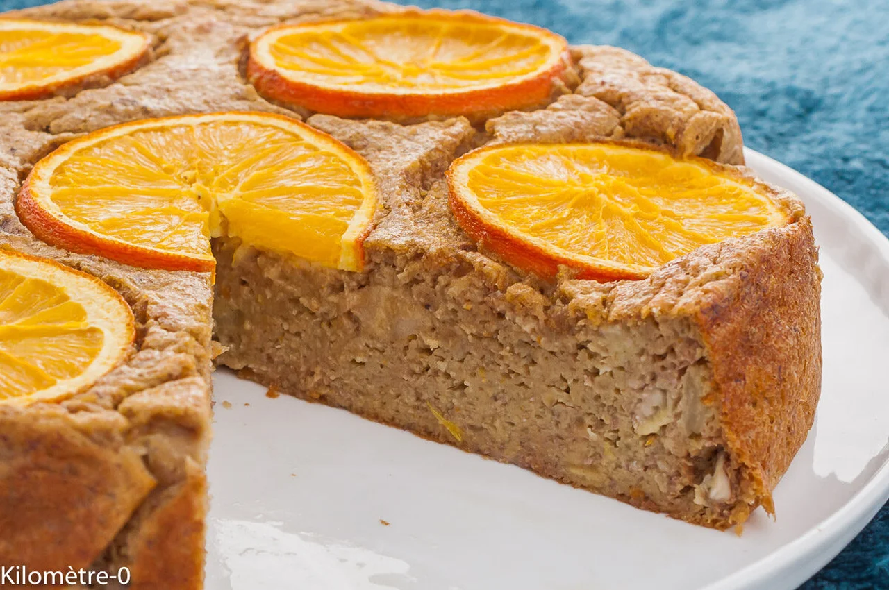 Gâteau fondant aux pommes, bananes, noix et oranges