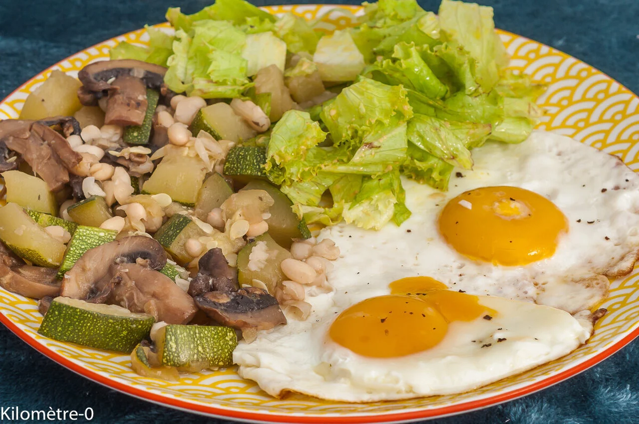 Poêlée de courgettes, champignons, haricots blancs et œufs