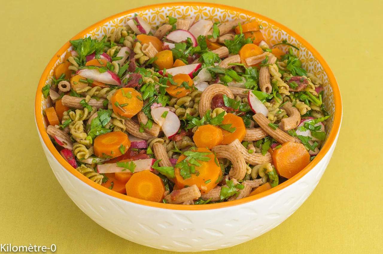 Salade aux deux pâtes, tomates confites et radis