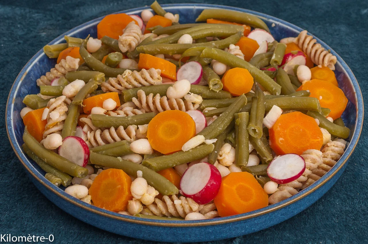 Salade de pâtes aux haricots blancs, carottes et radis