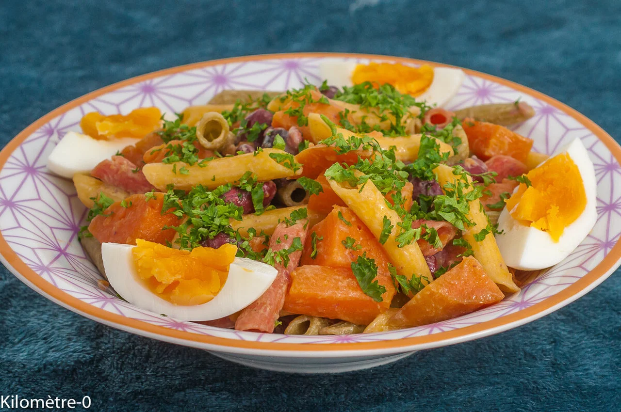 Salade de pâtes, haricots rouges et patates douces aux oeufs