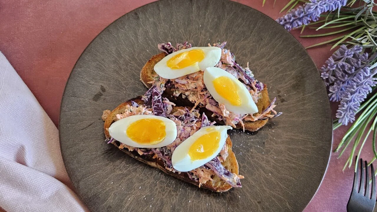Tartines de chou rouge et oeufs durs