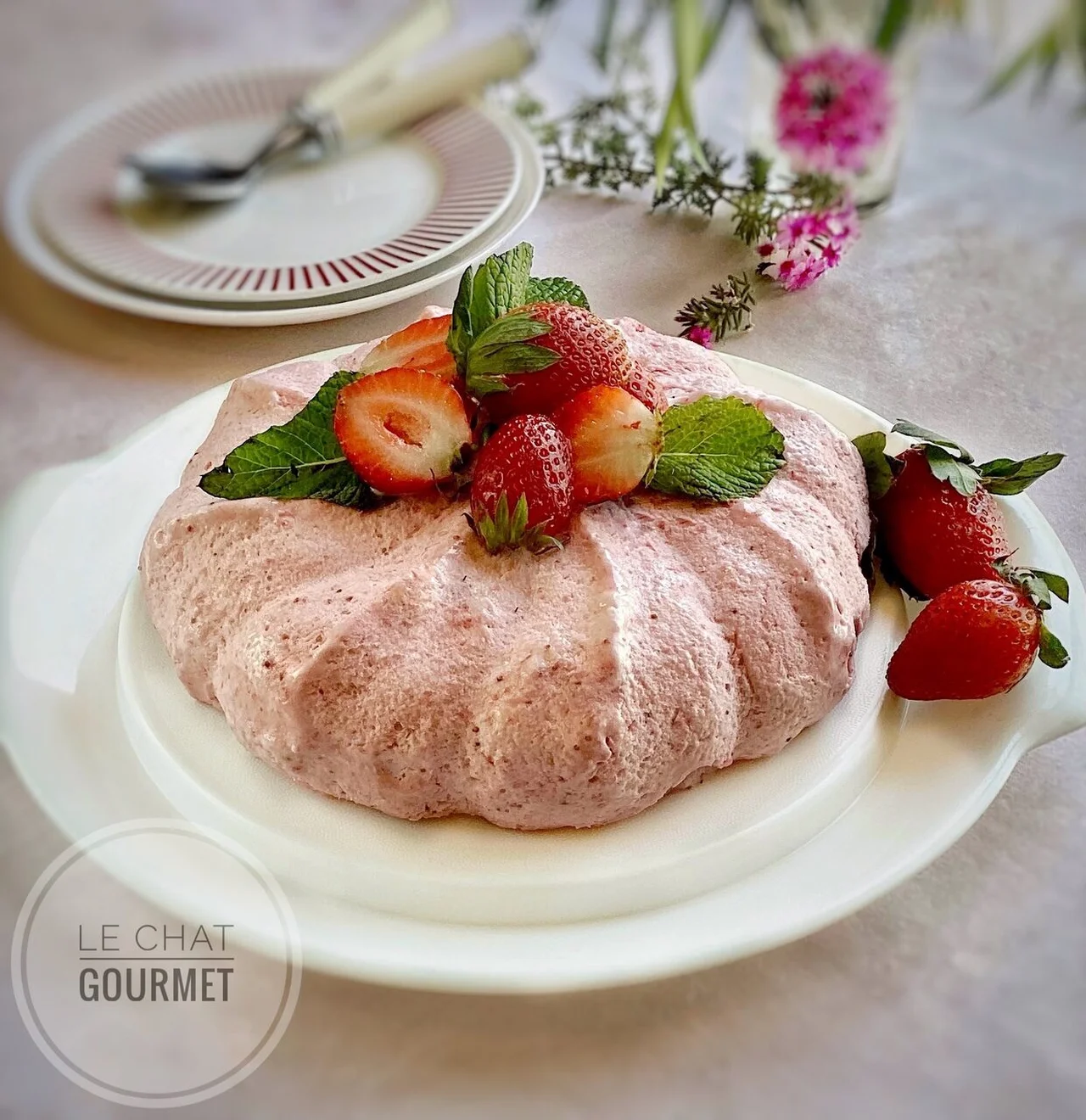 Gâteau mousseux et glacé aux fraises