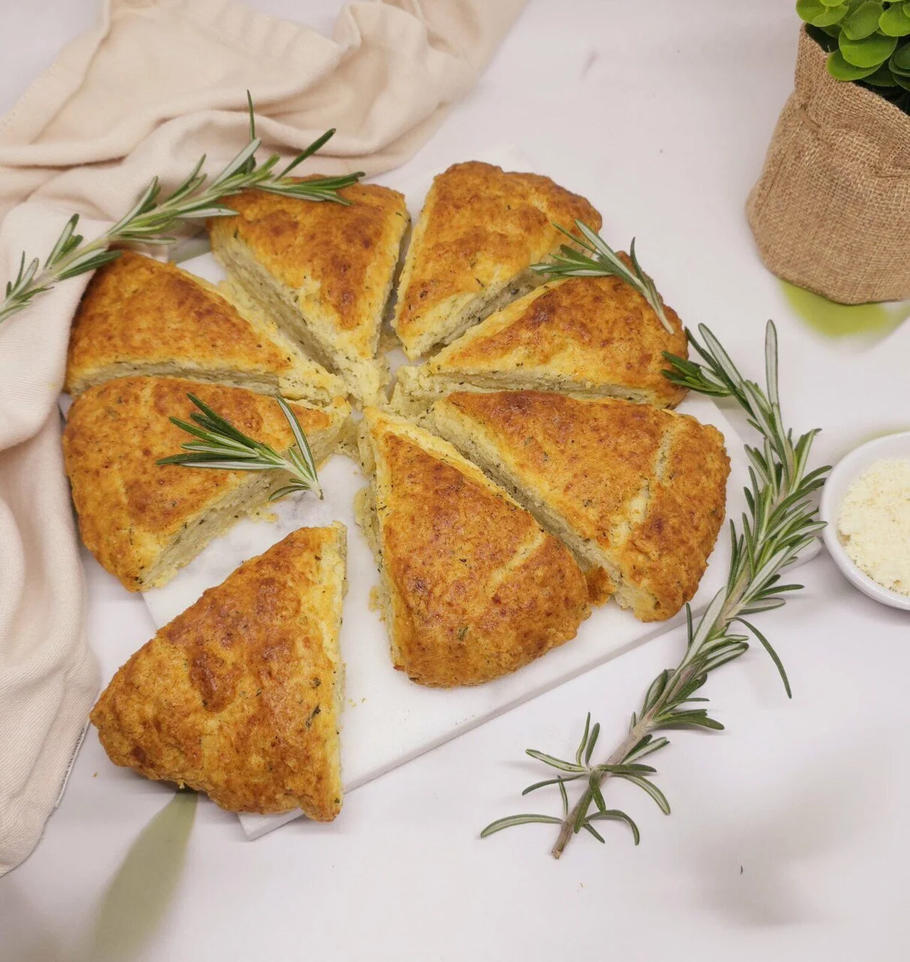 Scones parmesan et romarin