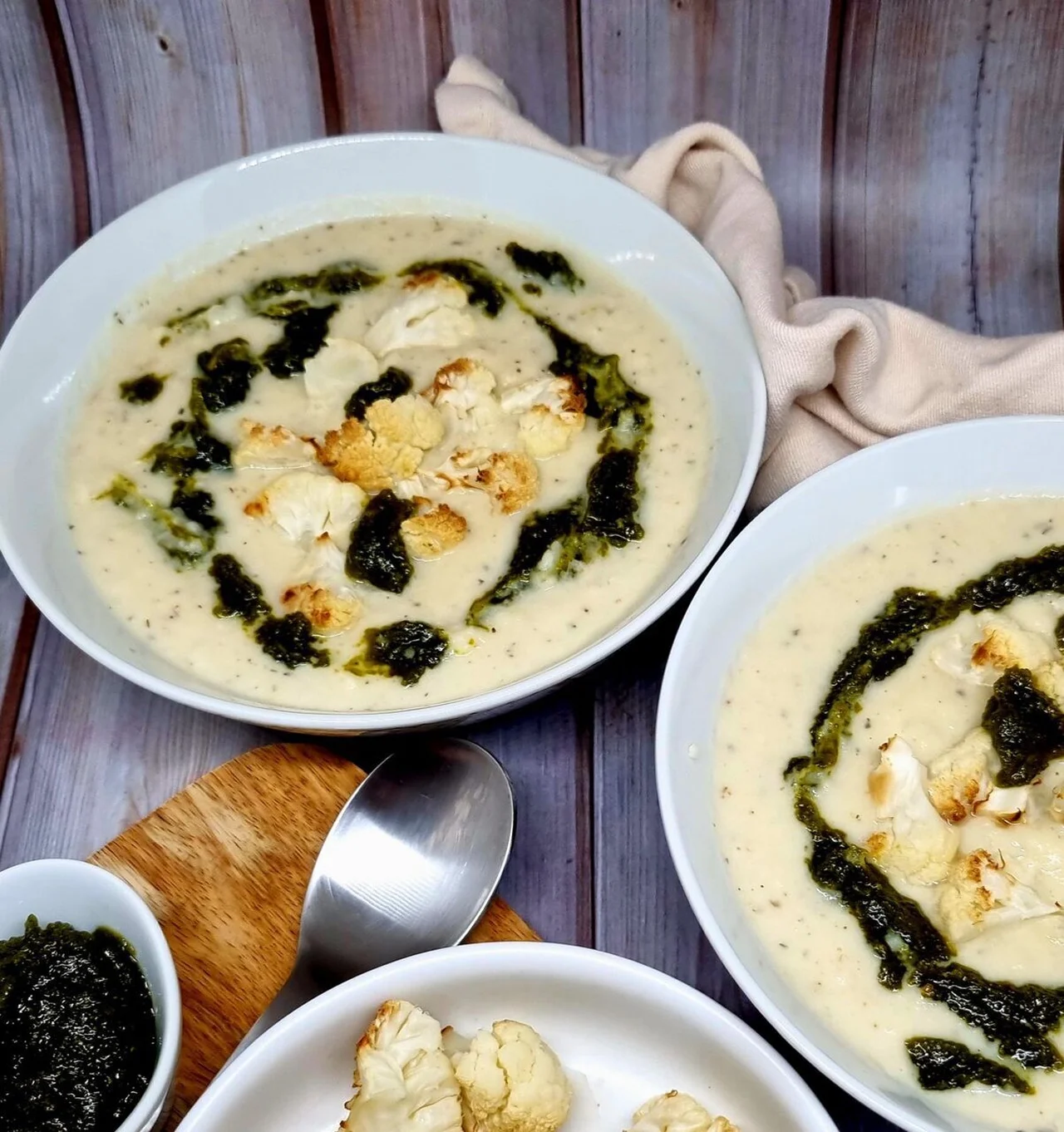 Velouté de chou-fleur rôti au pesto de pistache