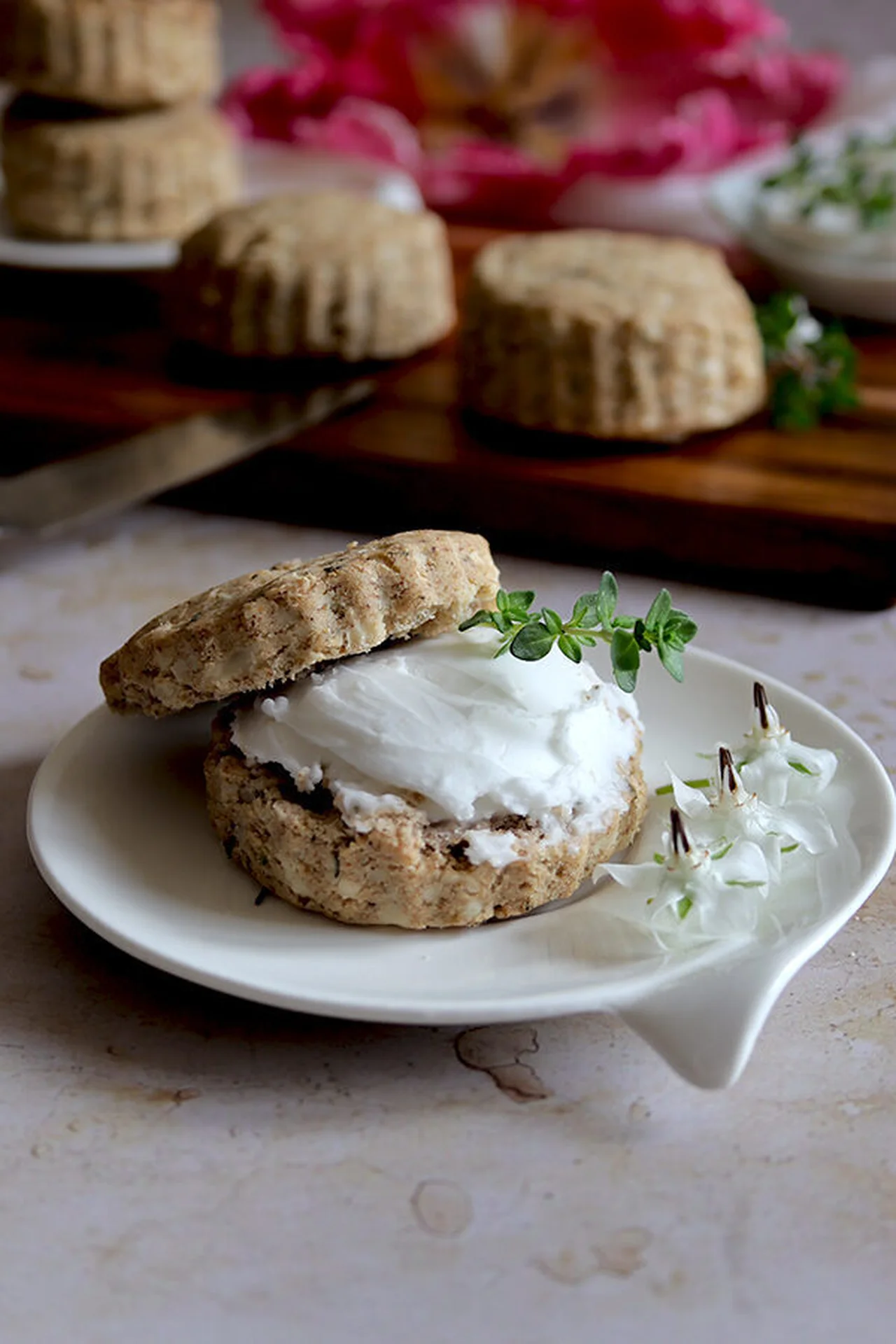 Scones au fromage végétal et thym