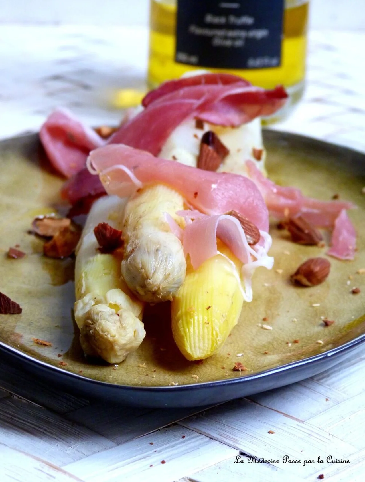 Asperges blanches vapeur, jambon fumé et truffe