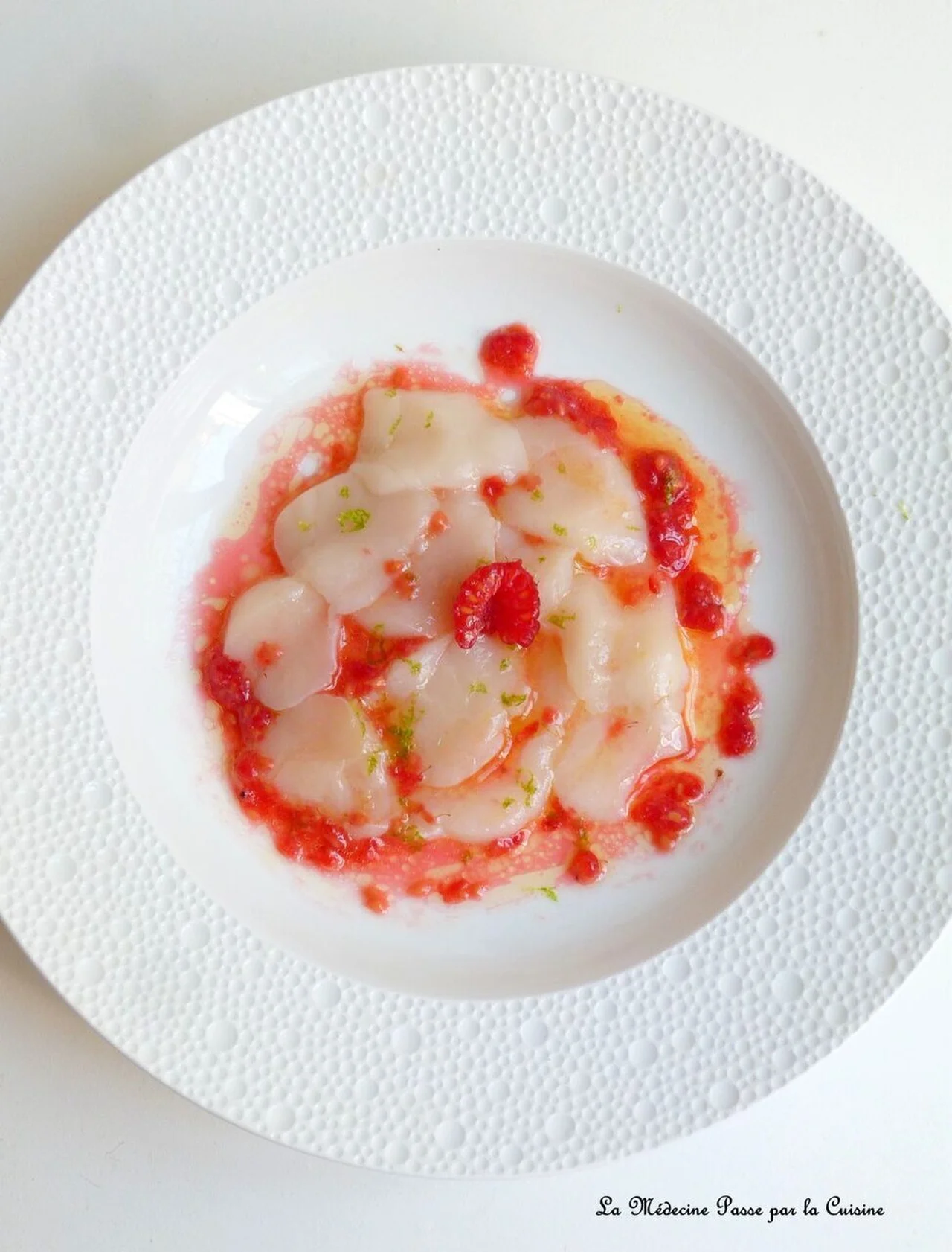 Carpaccio de saint-jacques, framboises et citron vert