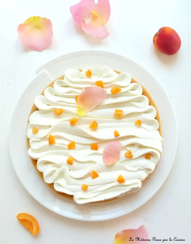 Tarte abricots et mousse de yaourt à la rose