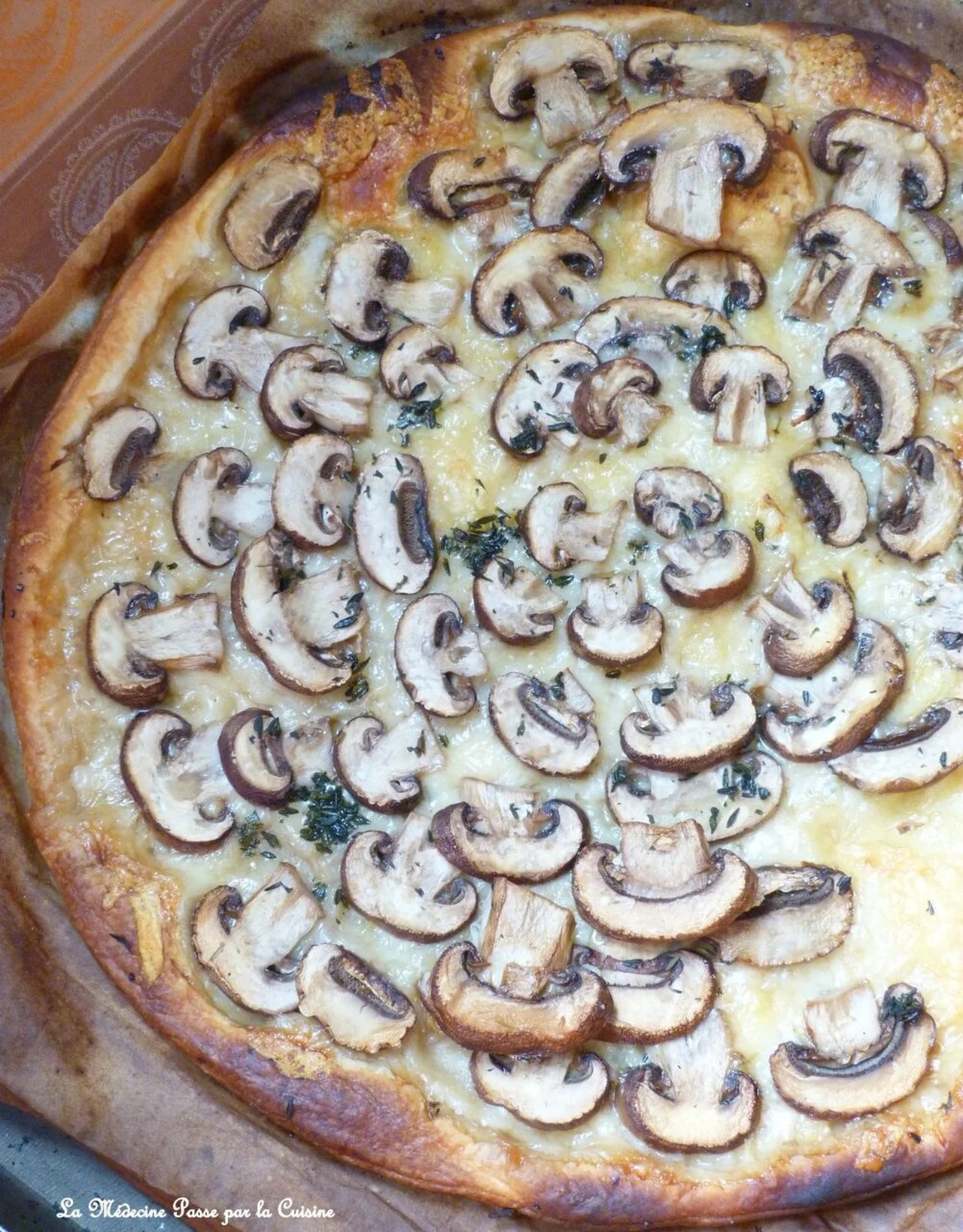 Tarte fine aux champignons, comté et thym