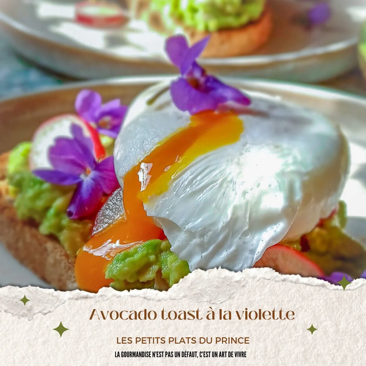 Avocado toast printanier aux fleurs de violette