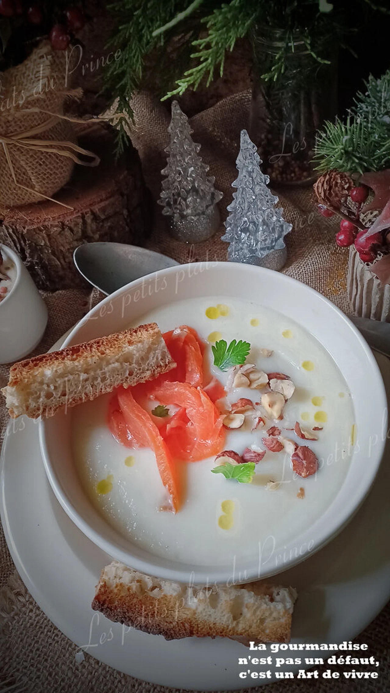 Crème de chou-fleur, truite fumée et noisettes