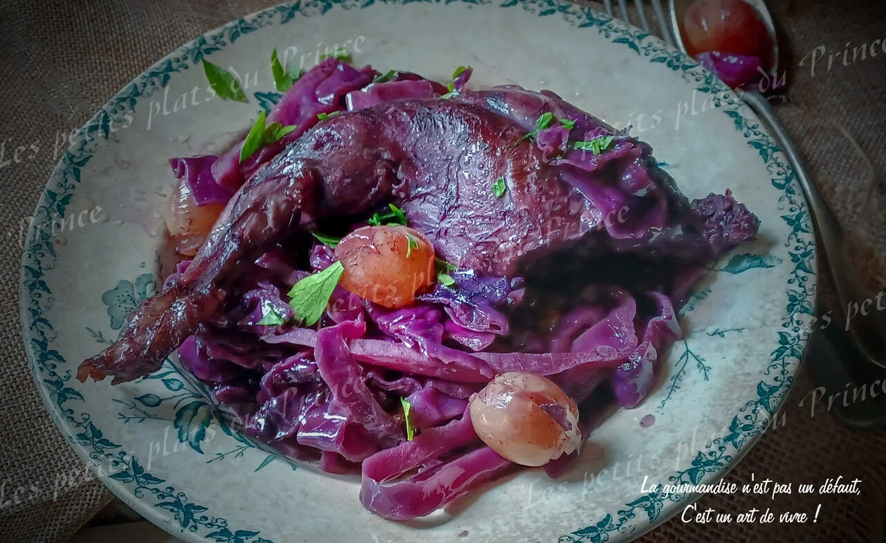 Lapin au chou rouge braisé et au raisin, sauce vin rouge