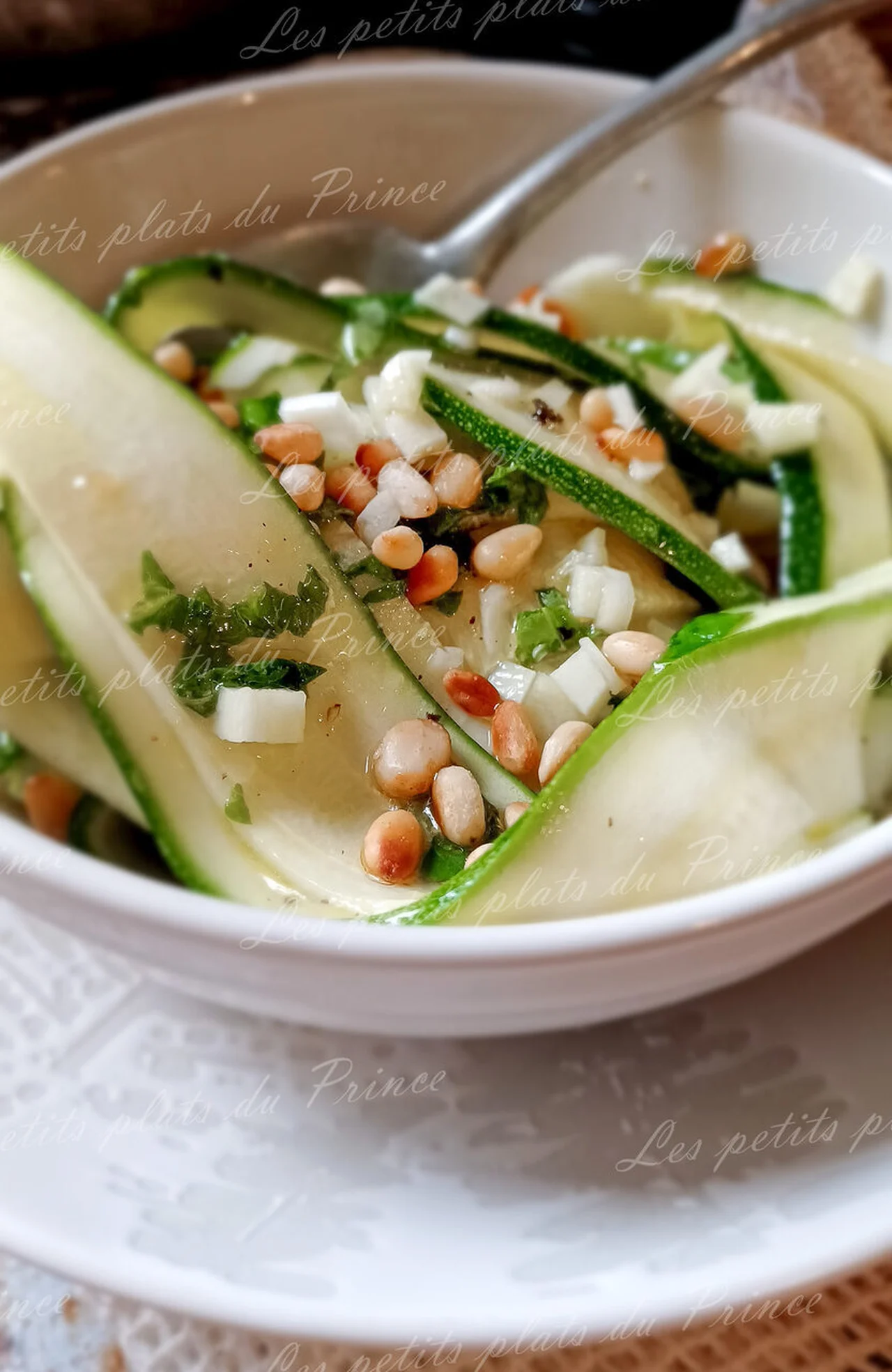Salade de courgettes crues au basilic, citron et pignons