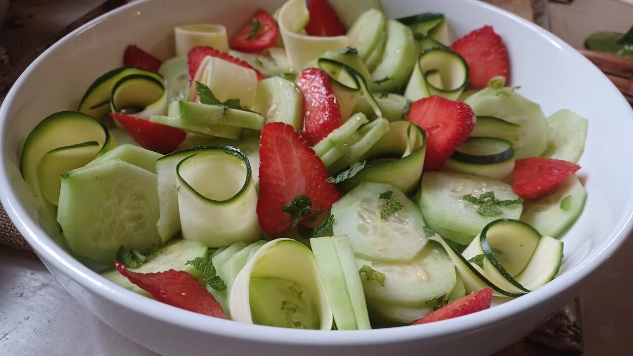 Salade fraîcheur concombre et fraises