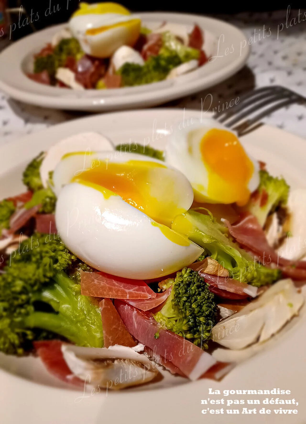Salade hivernale brocolis, jambon de pays et œufs mollets