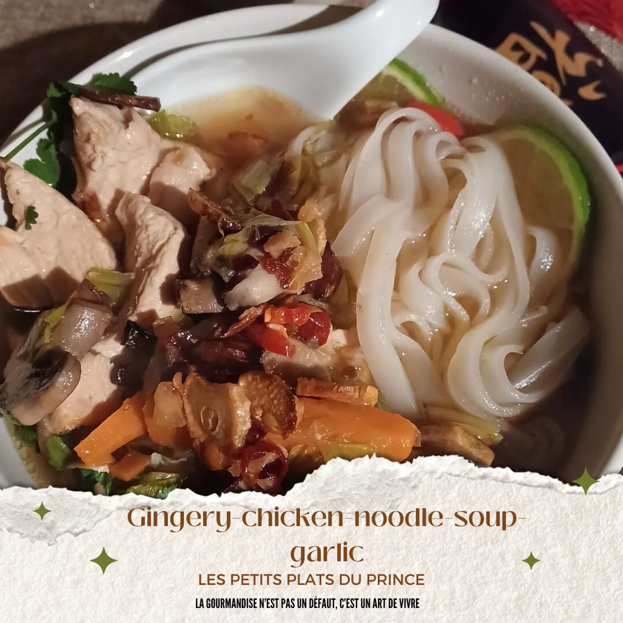 Soupe au poulet et nouilles à l'ail et gingembre