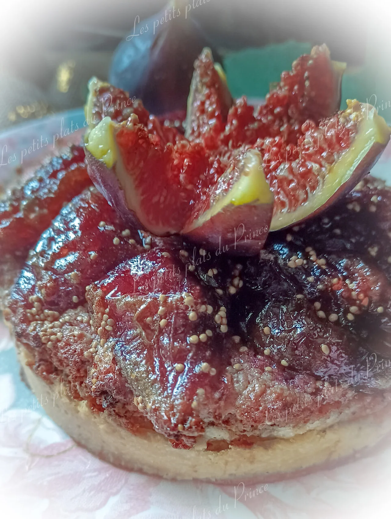 Tartelette figues violettes confites et poudre de noisette