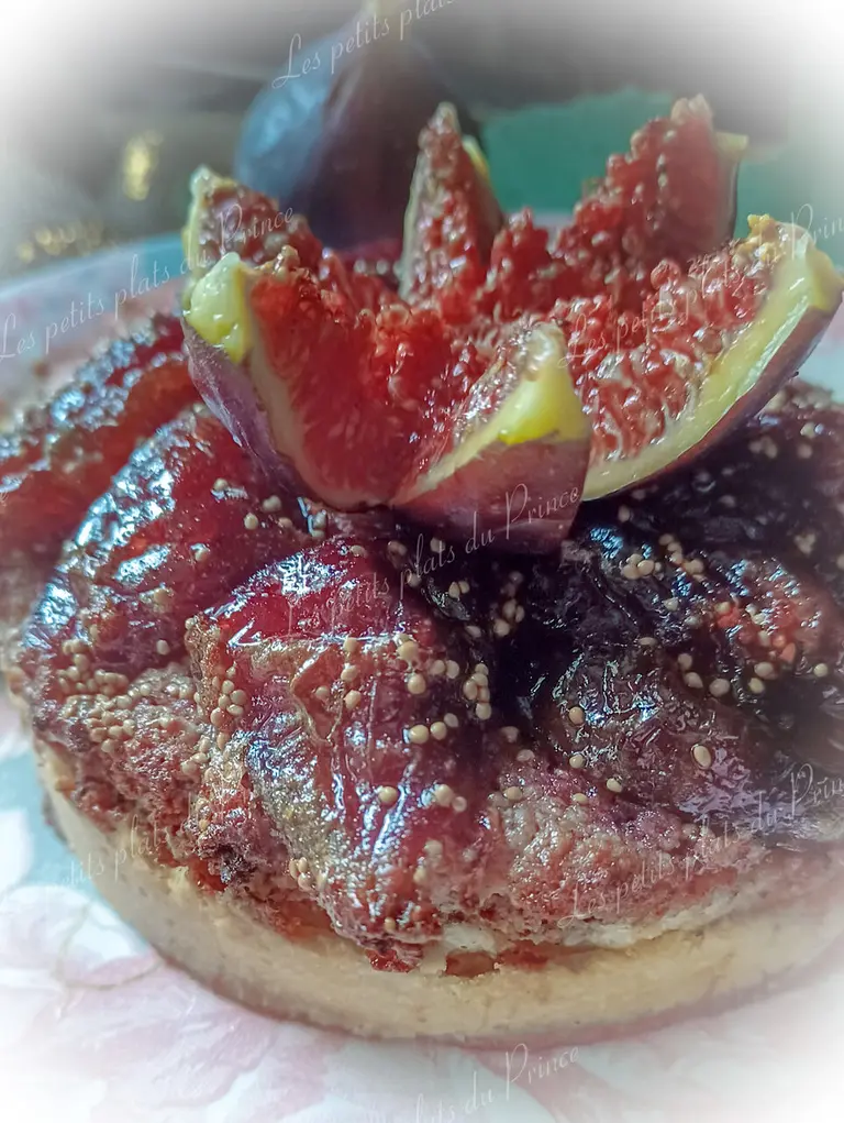 Tartelette figues violettes confites et poudre de noisette