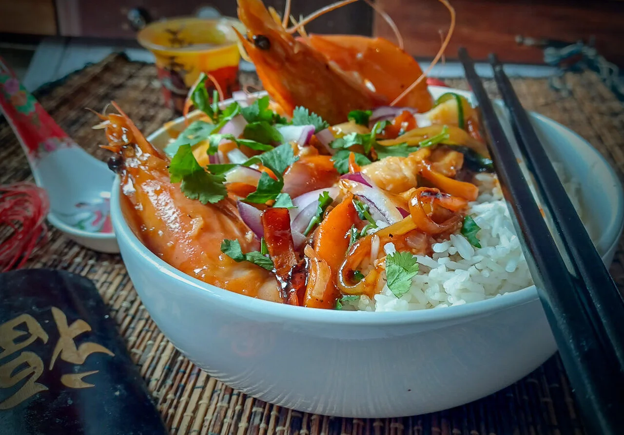 Wok de poisson et crevettes sauce aigre-douce