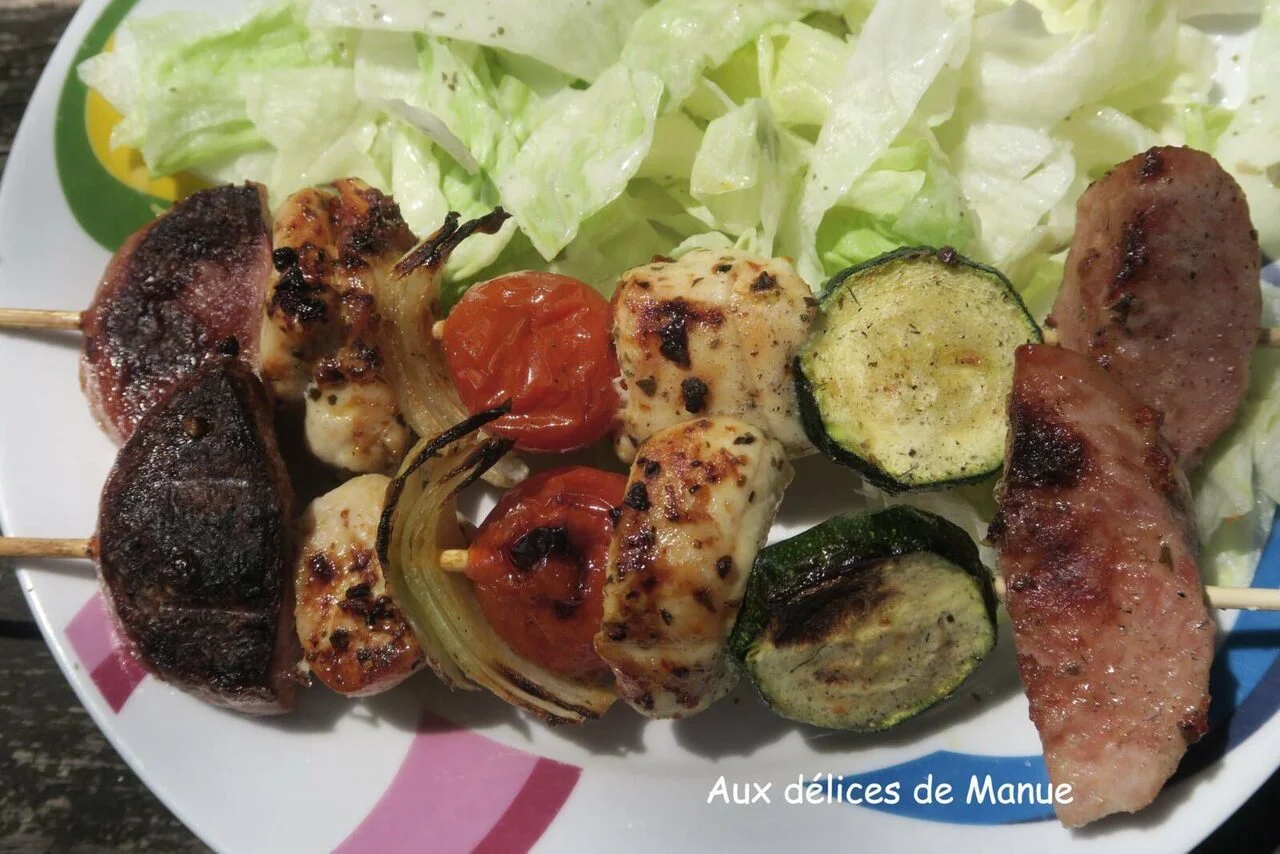Brochettes de poulet au saucisson courgette et tomates