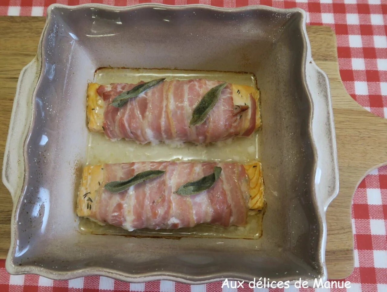Pavés de saumon enlardés au vin blanc