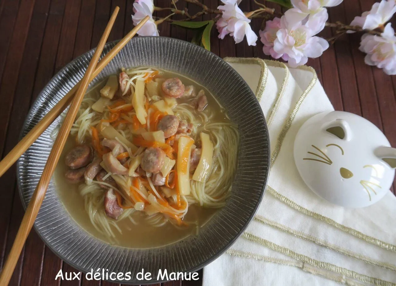 Ramen aux pousses de bambou, carotte, chipolata et lardons