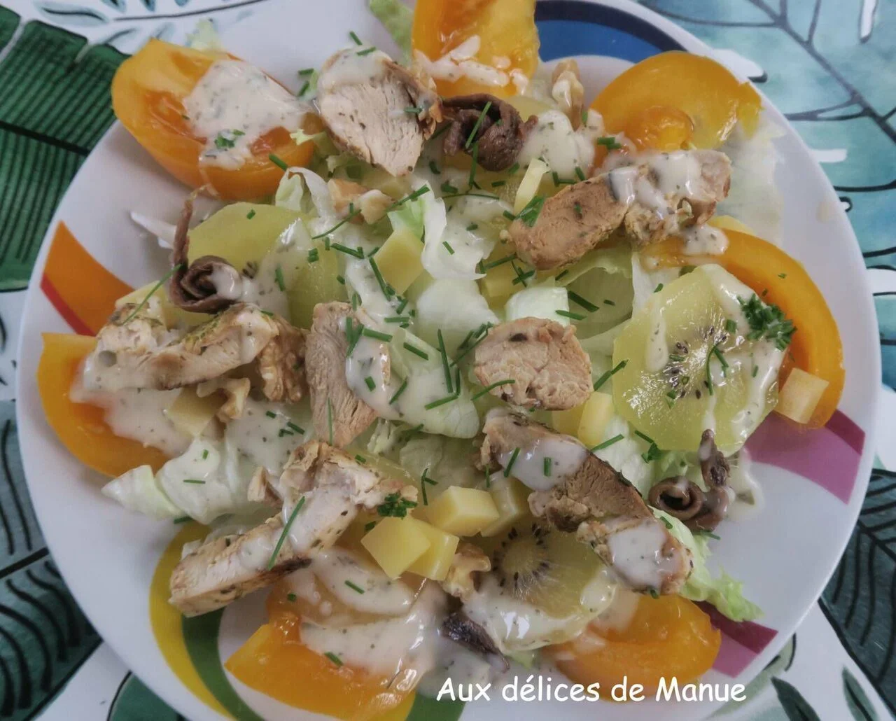 Salade poulet, kiwi, tomates cerises, anchois et comté
